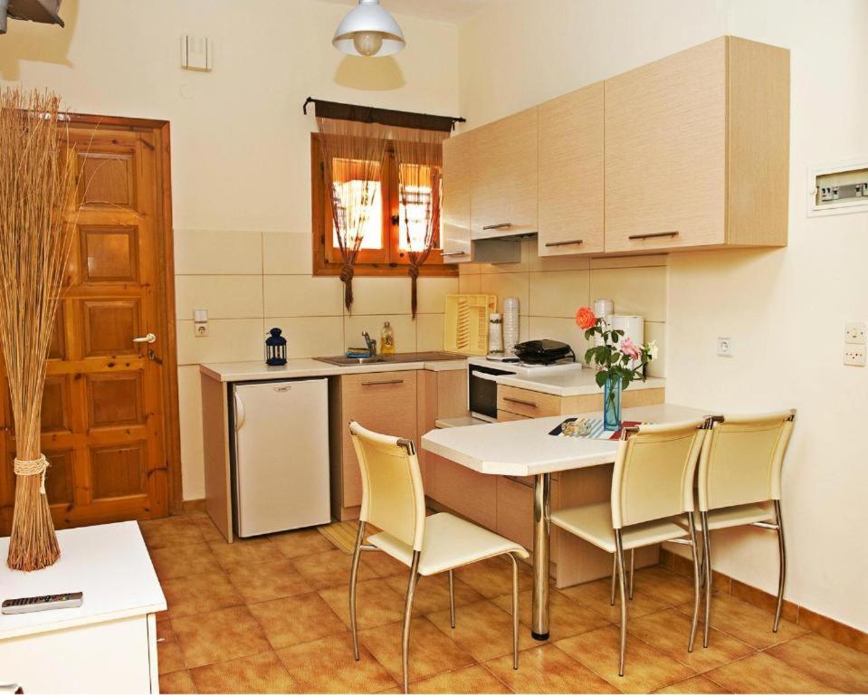 Feeloxenia Corfu Apartments อาคาราวี ภายนอก รูปภาพ