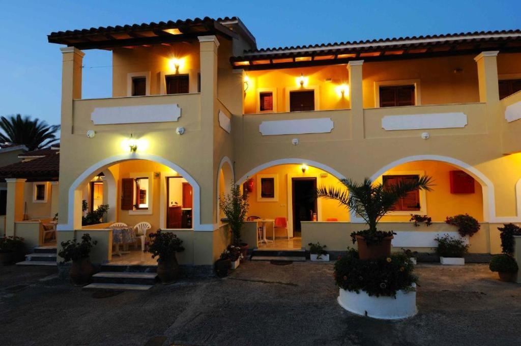 Feeloxenia Corfu Apartments อาคาราวี ภายนอก รูปภาพ