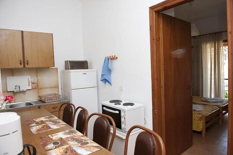 Feeloxenia Corfu Apartments อาคาราวี ภายนอก รูปภาพ