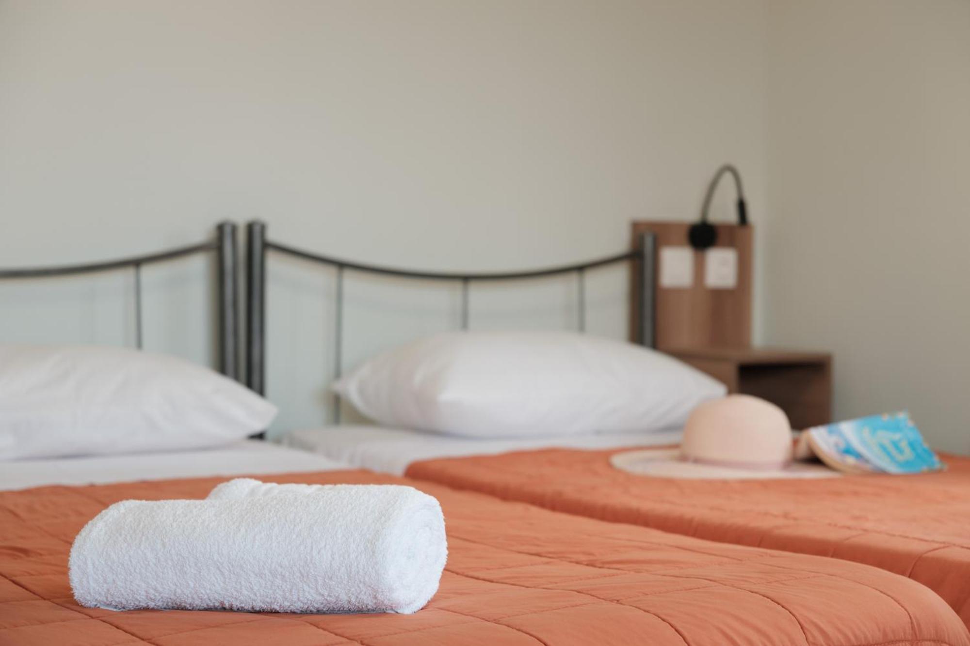 Feeloxenia Corfu Apartments อาคาราวี ภายนอก รูปภาพ