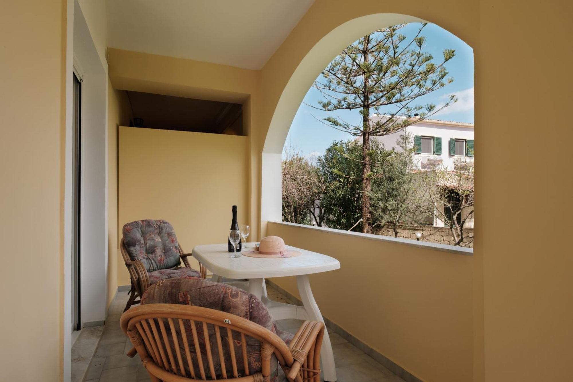 Feeloxenia Corfu Apartments อาคาราวี ภายนอก รูปภาพ