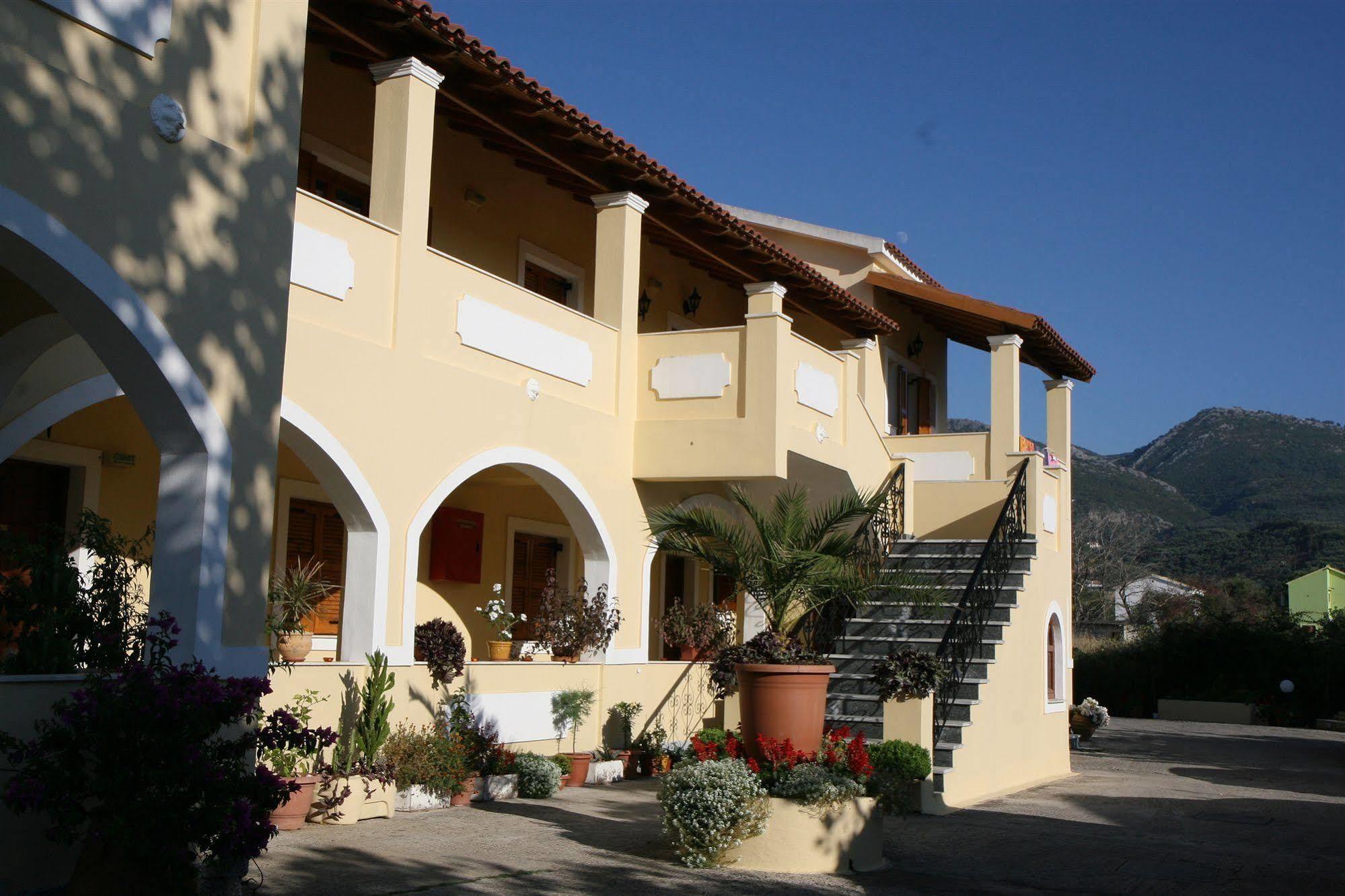 Feeloxenia Corfu Apartments อาคาราวี ภายนอก รูปภาพ