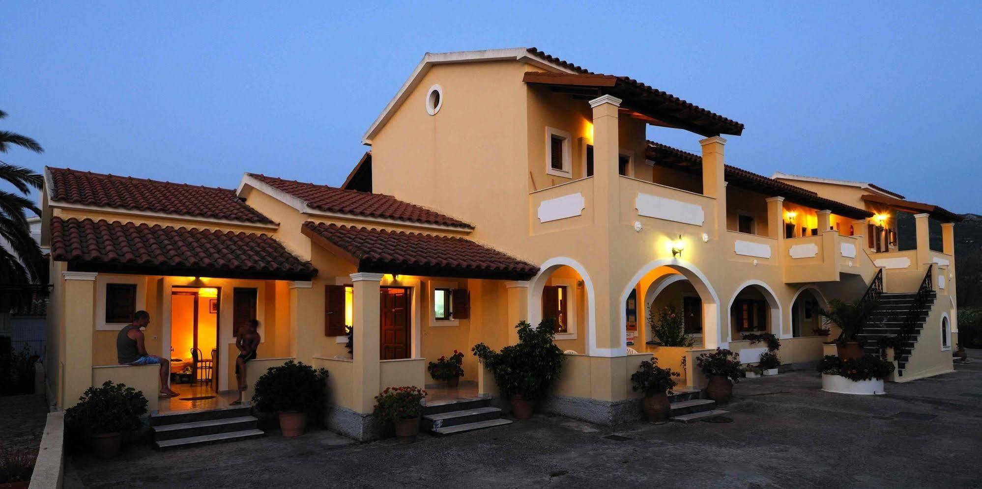 Feeloxenia Corfu Apartments อาคาราวี ภายนอก รูปภาพ